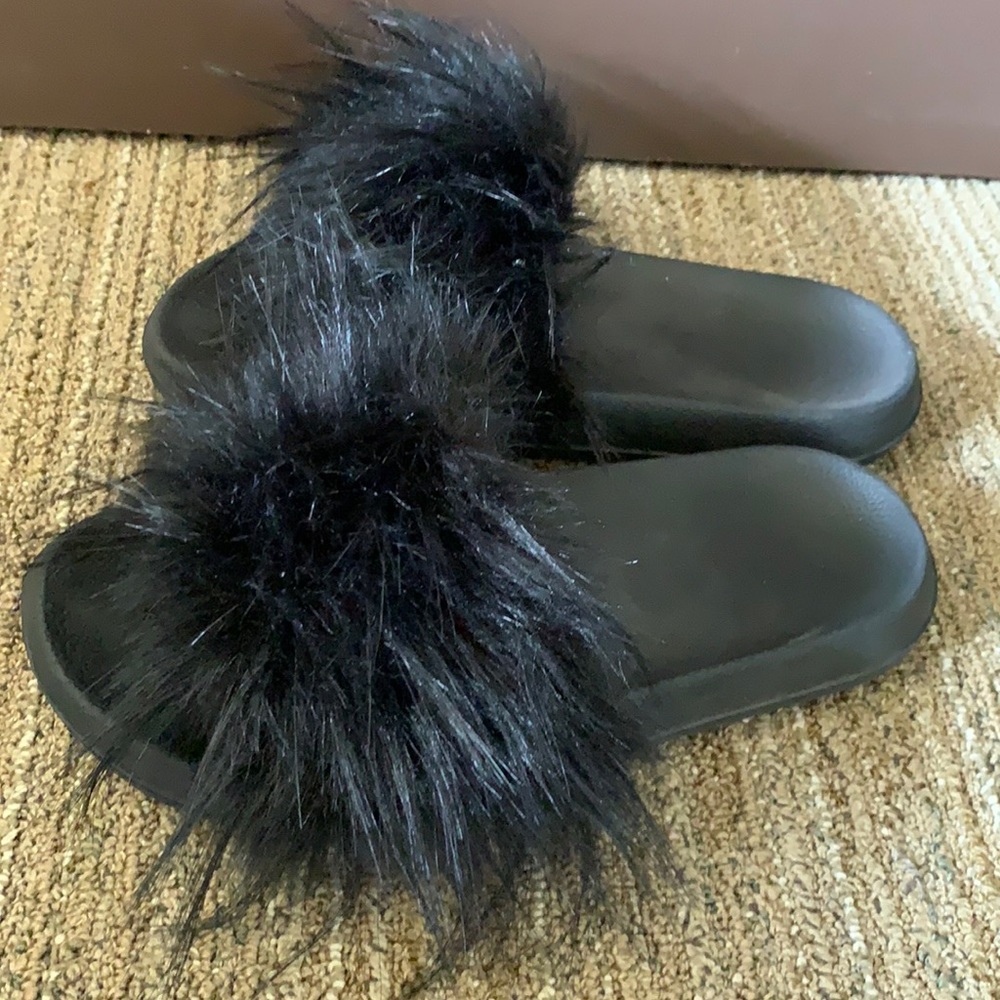 💫CLOSING SALE💫 boutique fuzzy slides-worn once